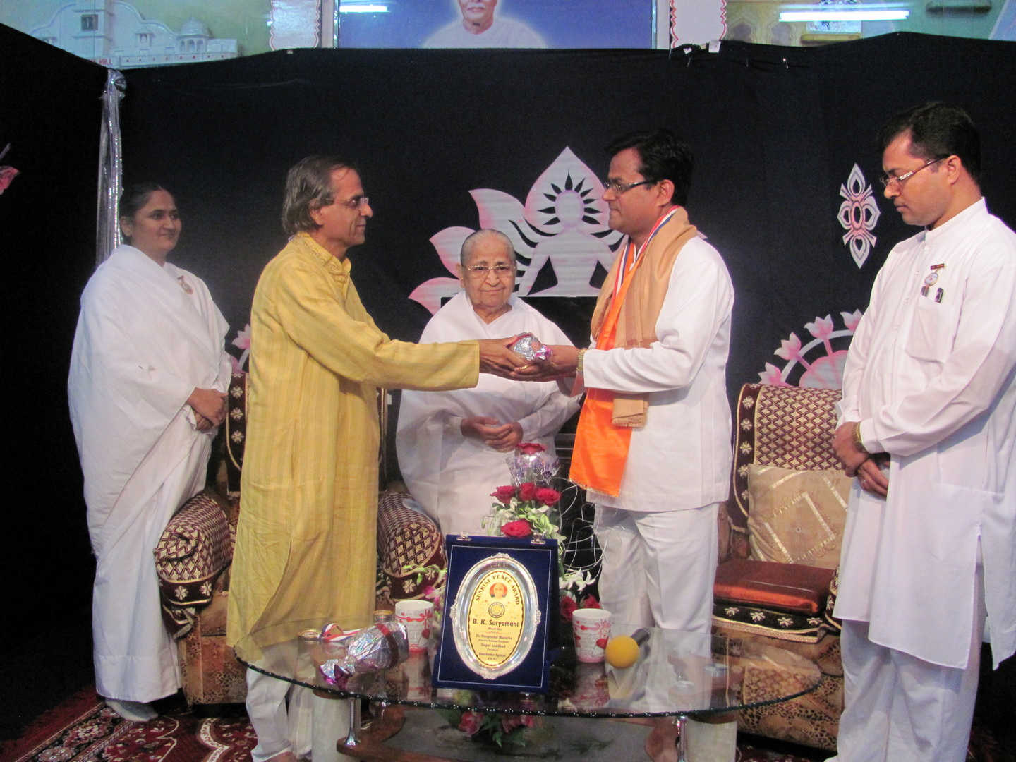 Bk suryamani receiving sunrise peace award at nagpur 2010