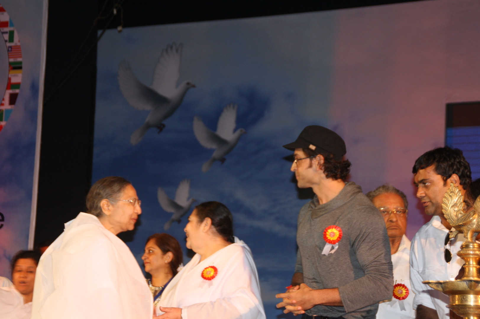 Hrithik roshan i pledge for peace at brahma kumaris