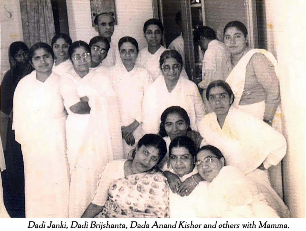 Mamma with dadi janki, dadi brijshanta, dada anand kishor and others