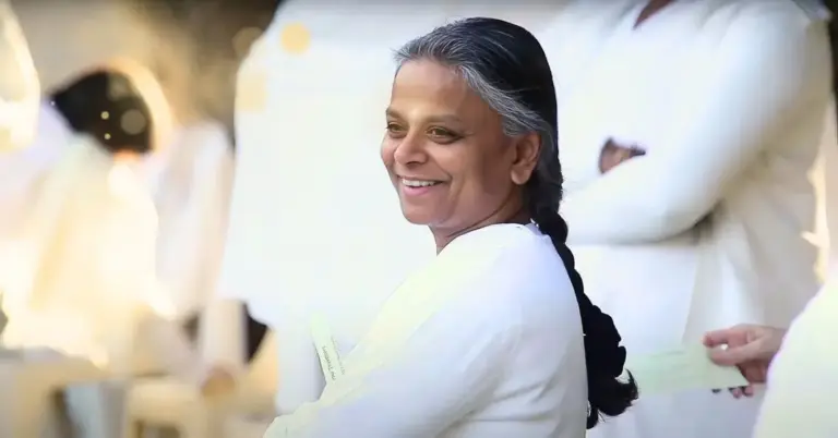 "ओम शांति" सिर्फ एक अभिवादन नहीं, यह आत्मा की गहराई से जुड़ने का माध्यम है। जानिए इसका रहस्य, अर्थ और शांति लाने की शक्ति।