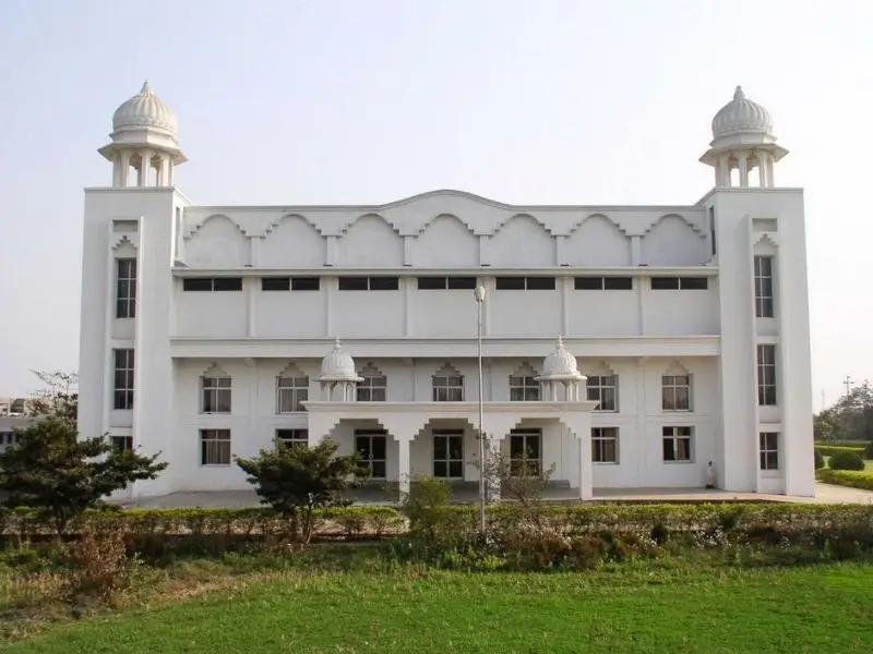 शांति सरोवर परिसर चित्र